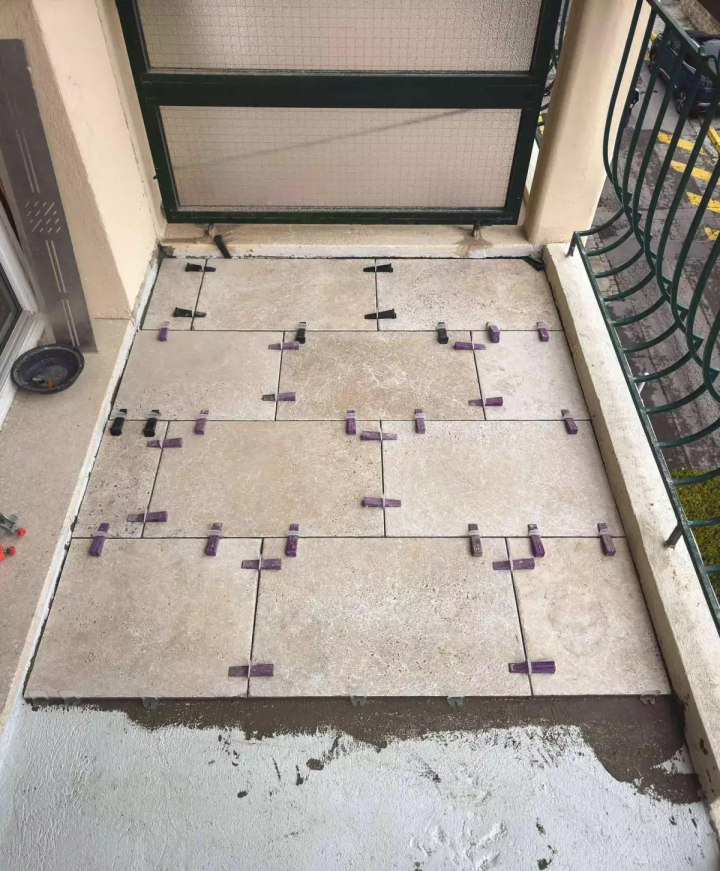 Pose de carrelage et de tous types de revêtements.